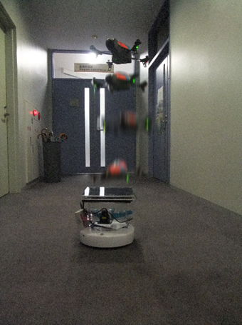 地上用小型無人移動体から飛び立つ空中用小型無人移動体

